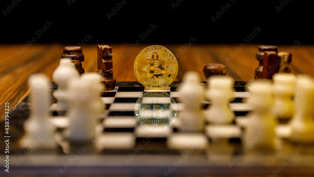 Schachspiel mit einer Bitcoin-Münze Schachspiel mit einer Bitcoin-Münze