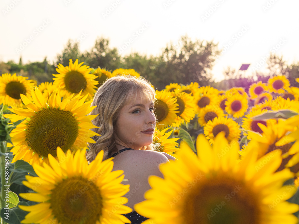 Mujer joven en un campo de girasoles Mujer joven en un campo de girasoles
