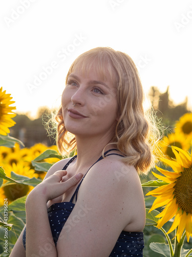 Mujer joven disfrutando de sus vacaciones de verano en un campo de girasoles