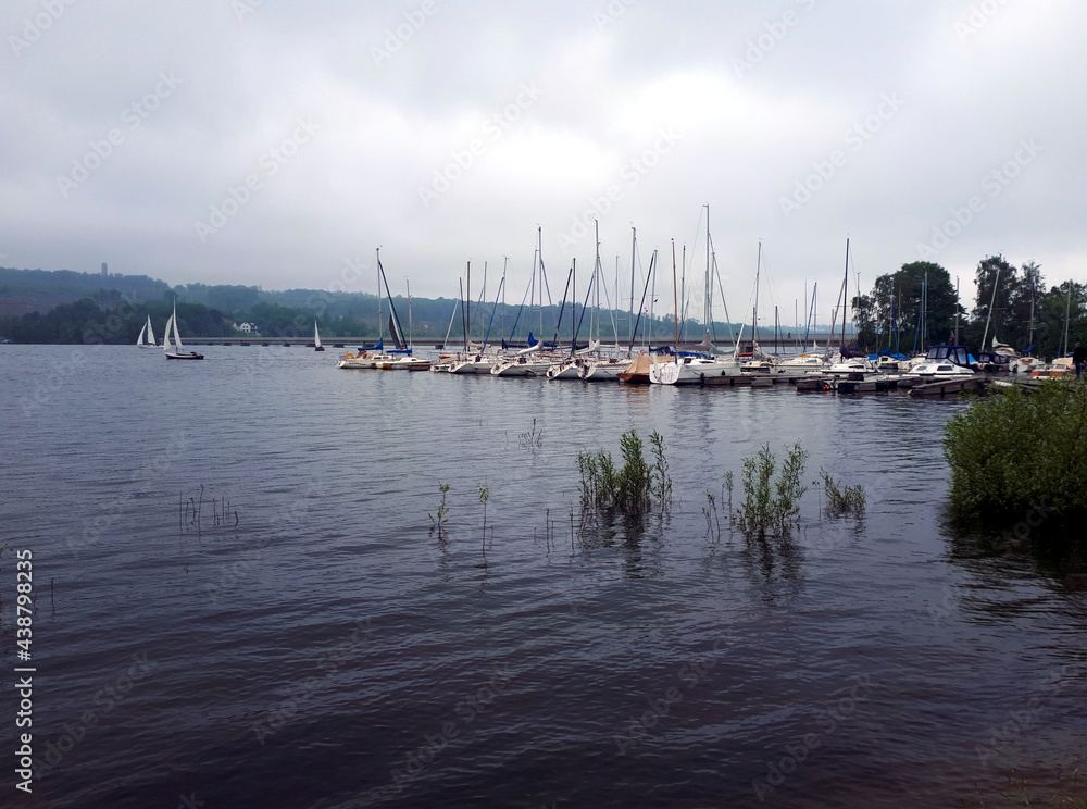 Obraz premium Segelboote im Hafen von Körbebecke am Möhnesee im Sauerland. 