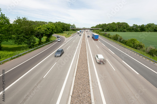 Blick von oben auf eine Autobahn mit schnell fahrenden Autos. © Werner