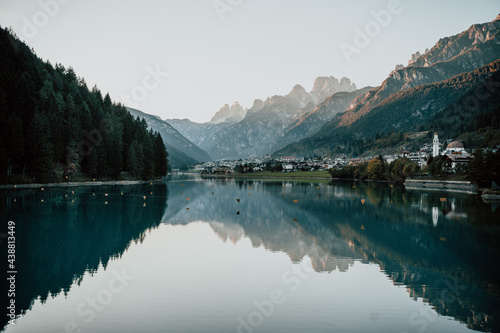 Jezioro pośród włoskich gór