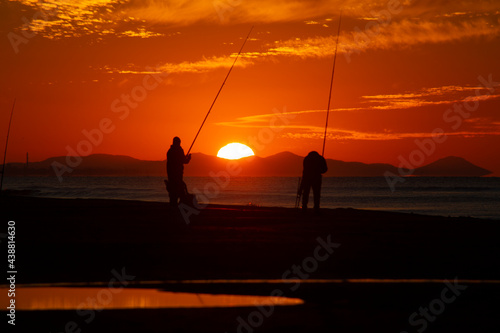 Pescadores en la puesta del sol