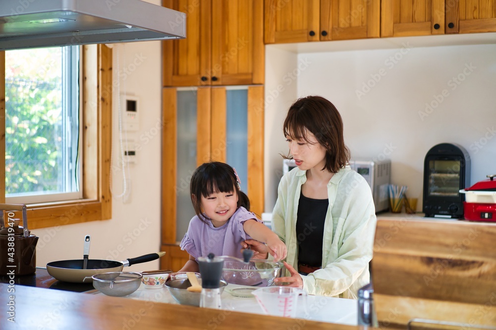 お母さんと一緒に料理をする女の子 お母さんと一緒に料理をする女の子