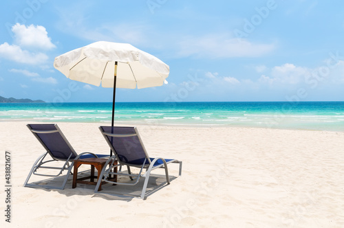 Beach chairs with white umbrella and beautiful sand beach in Koh Samui, Thailand. © preto_perola
