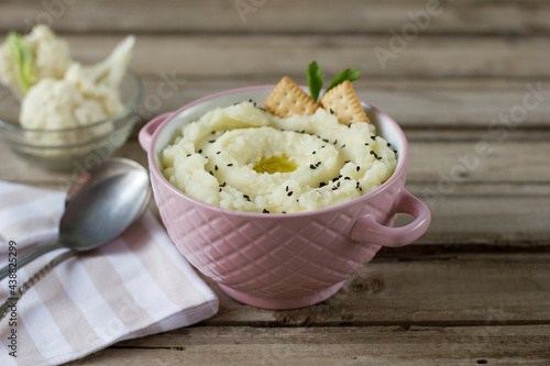 Low-carb cauliflower hummus