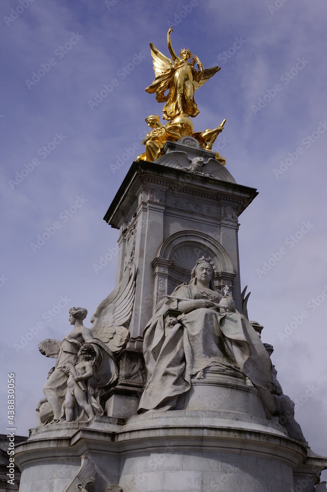 Obraz premium London, UK: detail of the Victoria Memorial in the Mall, in front of Buckingham Palace