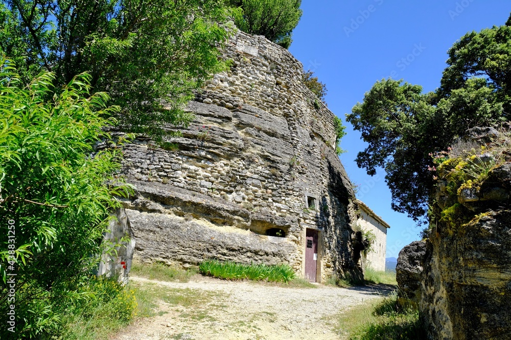 rocher cave habitation troglodytique  montségur  sur Lauzon drôme france