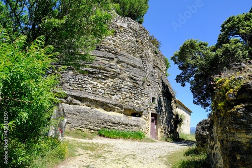 rocher cave habitation troglodytique  montségur  sur Lauzon drôme france