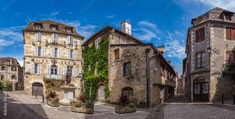 Beaulieu sur Dordogne (Corrèze, France) - Vue panoramique de la Place de la Bridolle et de la maison renaissance