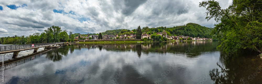 Fototapeta premium Beaulieu sur Dordogne (Corrèze, France) - Vue panoramique de la Riviéra limousine au bord de la Dordogne