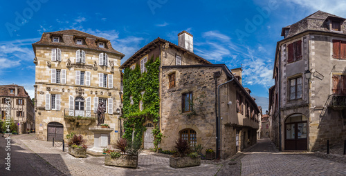 Beaulieu sur Dordogne (Corrèze, France) - Vue panoramique de la Place de la Bridolle et de la maison renaissance photo