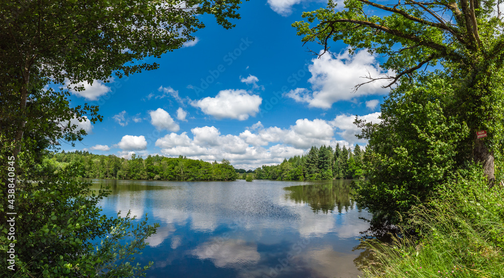 Obraz premium Beyssac (Corrèze, France) - Vue panoramique de l'étang de la Rechèze