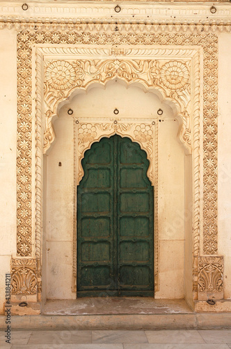 Artesanía rajastani en la puerta de un edificio en la región de Rajastán, India