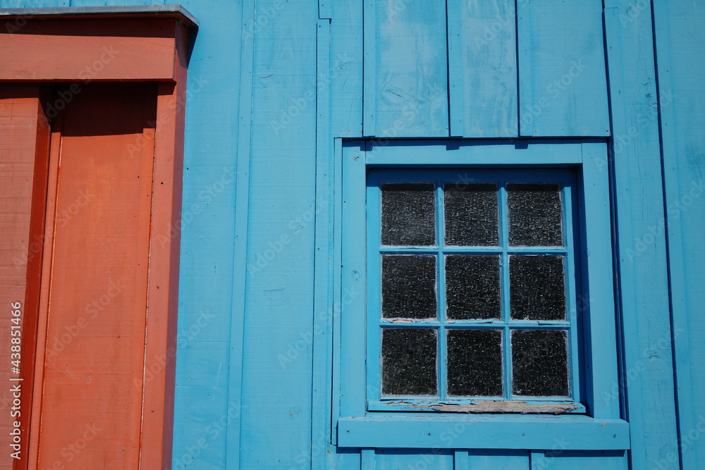 Fototapeta premium cabane rouge et bleue