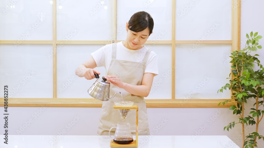 ハンドドリップでコーヒーを入れる家事代行の女性作業員