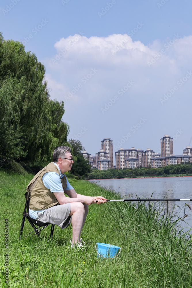 Fototapeta premium An old man was fishing by the lake