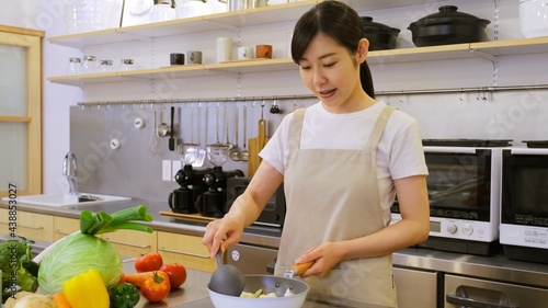 楽しそうに料理をする家事代行の女性作業員
