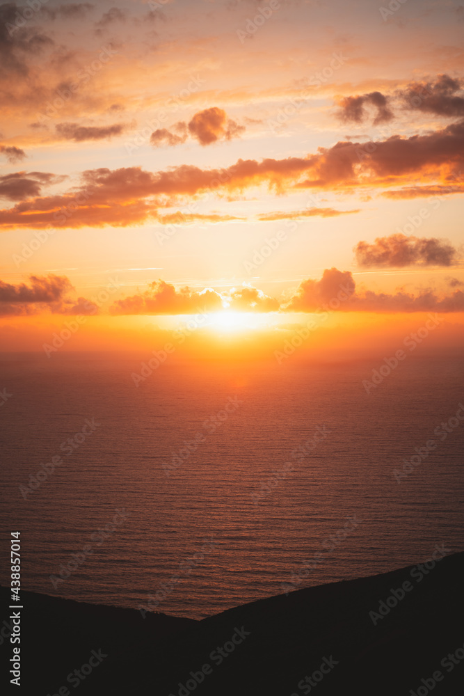 Obraz premium Golden sunset behind the clouds in Jaizkibel, Basque Country