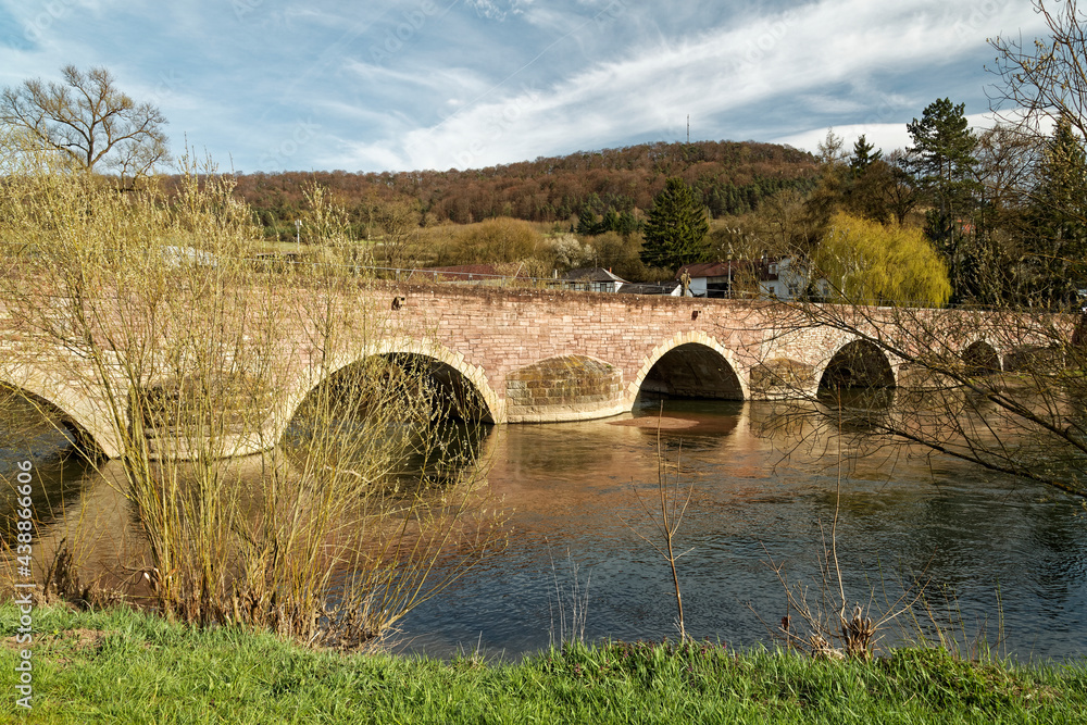 Alte Saalebrücke über die Fränkische Saale in Euerdorf, Landkreis Bad Kissingen, Unterfranken, Bayern, Franken, Deutschland