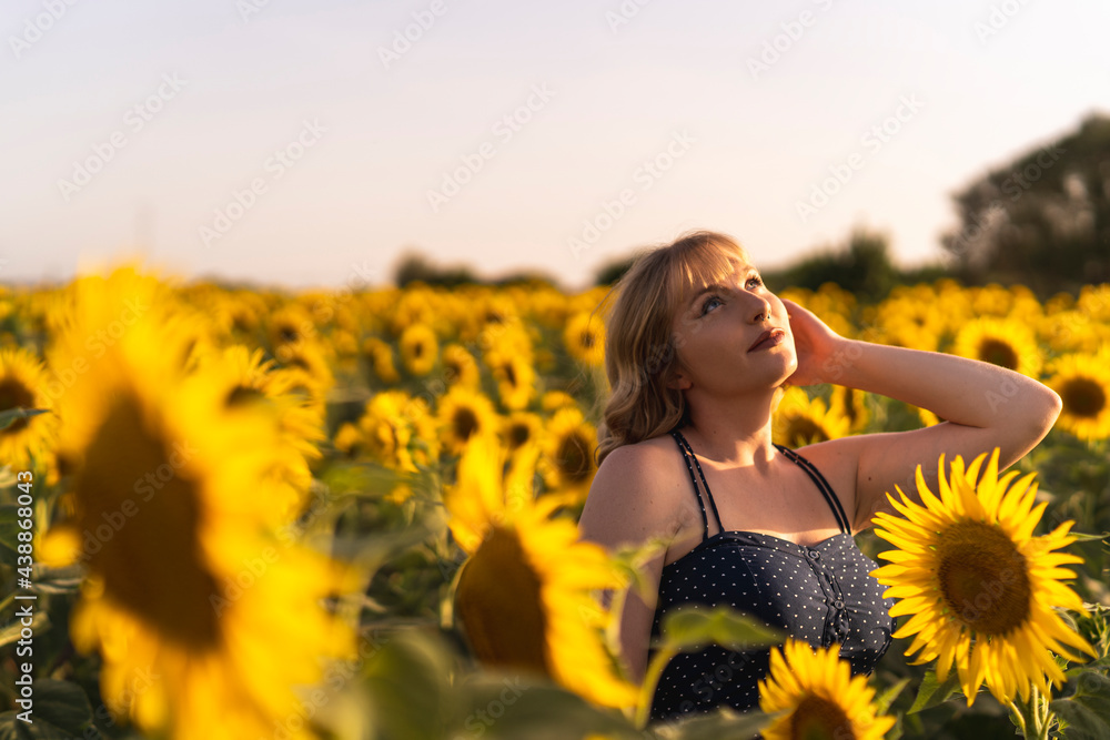 Chica joven guapa sonriendo y posando en un campo de girasoles Chica joven guapa sonriendo y posando en un campo de girasoles