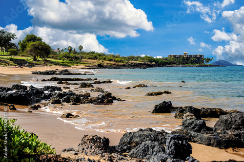 Fotografia A small beach cove in Kihei on the Island of Maui, Hawaii.