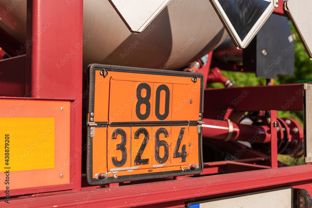 Eine vorgeschriebene orangefarbene Warntafel, Gefahrentafel, für alle  Fahrzeuge die Gefahrgut transportieren Stock Photo | Adobe Stock