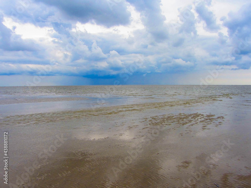 Wolkenspiegelung auf Strand photo