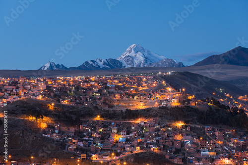 Cidade de La Paz ao entardecer e ao fundo o cume nevado do Huayna Potosi, Cordilheira Andes, altiplano boliviano, Bolívia photo