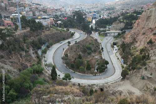 Rua sinuosa na Cidade de La Paz na cordilheira dos Andes, Bolívia, América do Sul photo