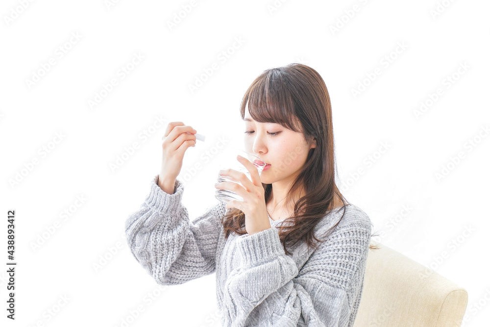 粉薬を服用する女性 粉薬を服用する女性