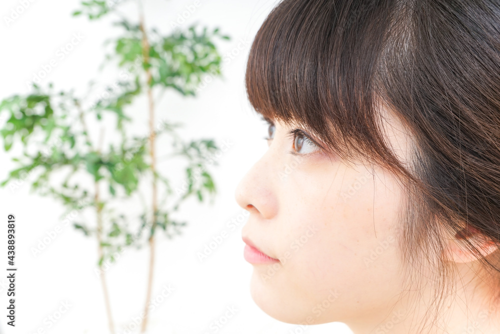 スキンケアをする若い女性 スキンケアをする若い女性