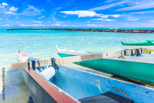 【ハワイ　オアフ島】砂浜にボートがあるワイキキビーチ　旅行  © Akio Mic