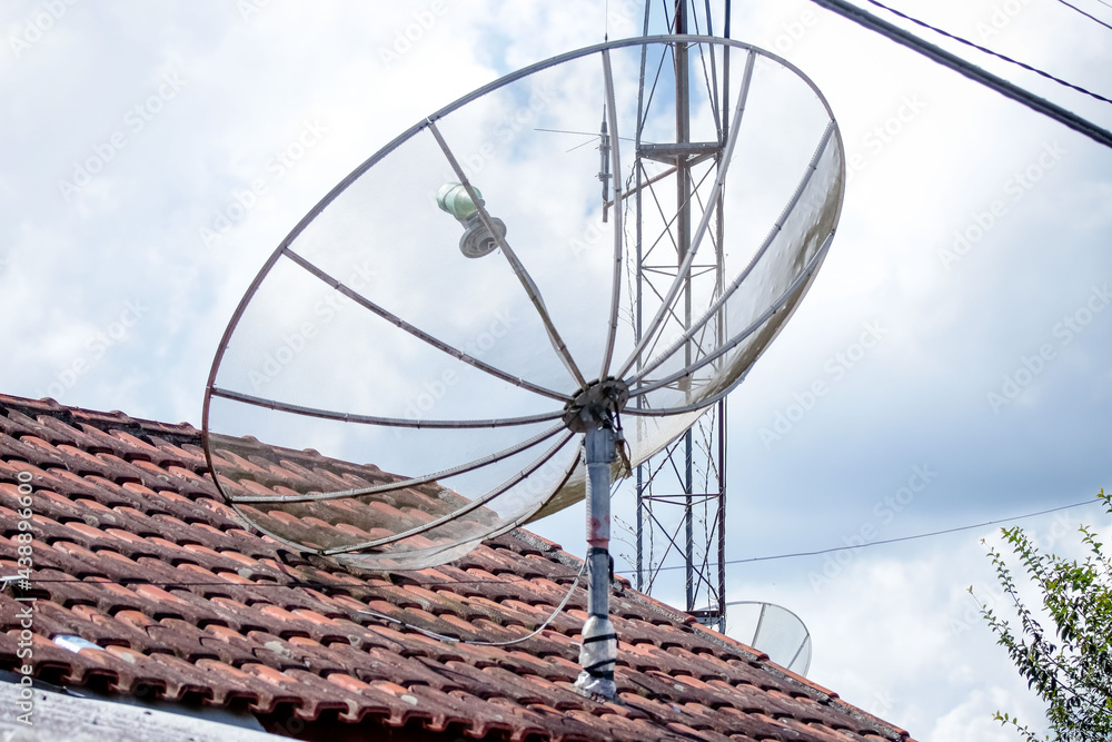 As antenas parabólicas utilizadas para pegar sinal da TV aberta ...
