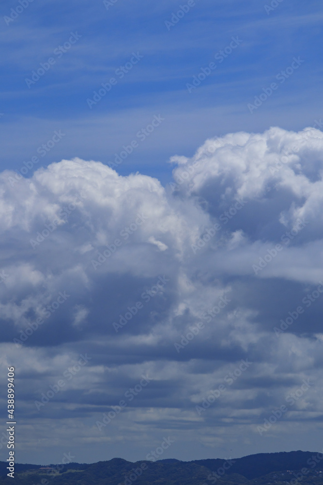 夏を予感する青空に浮かぶ雲