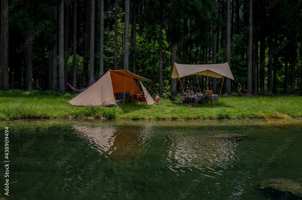 湖畔キャンプ