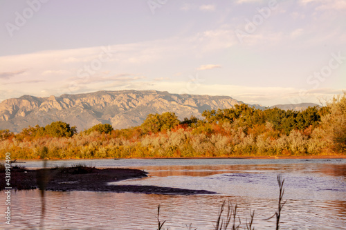 Foto View of the Sandia Mountains and the Bosque along the Rio Grande River at sunset