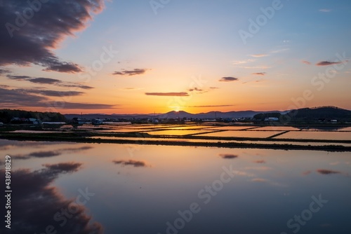 春の当麻町 夕焼けと田んぼの風景 © TATSUYA UEDA