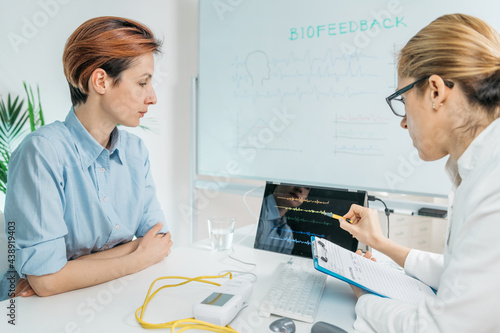 Plakat Biofeedback Training. Biofeedback Practitioner and Patient in Consultation