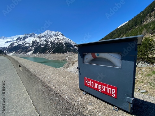 Staudamm Stausee Schlegeisspeicher nahe Mayrhofen Tux in den Tuxer Alpen Tirol Zillertal bei Niedrigwasser im Mai  © Achim Kietzmann