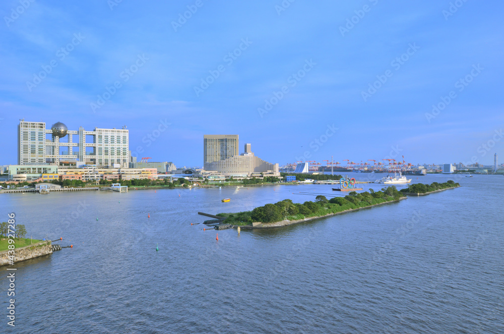 Fototapeta premium レインボーブリッジから見るお台場の風景