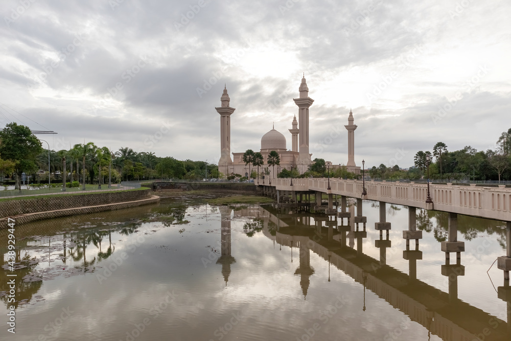 Obraz premium a beautiful mosque during sunrise
