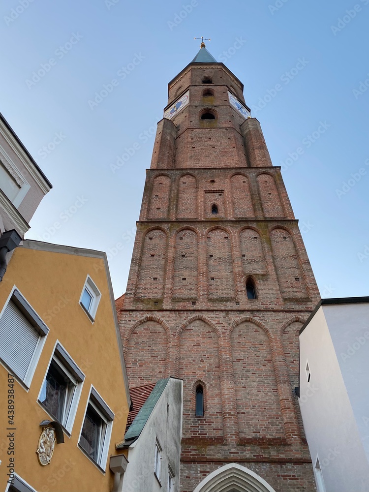 Dingolfing Bayern Niederbayern Kirche St. Johannes mit Kirchturm