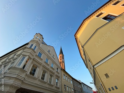 Dingolfing Bayern Niederbayern Kirche St. Johannes mit Kirchturm