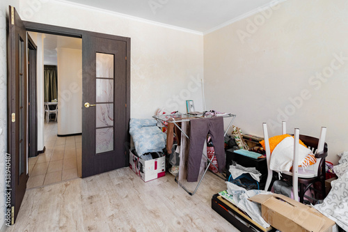 Quadro su tela In the photo, a room with scattered things boxes, a mess in the room