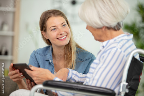 Photo young lady with elderly woman using digital tablet