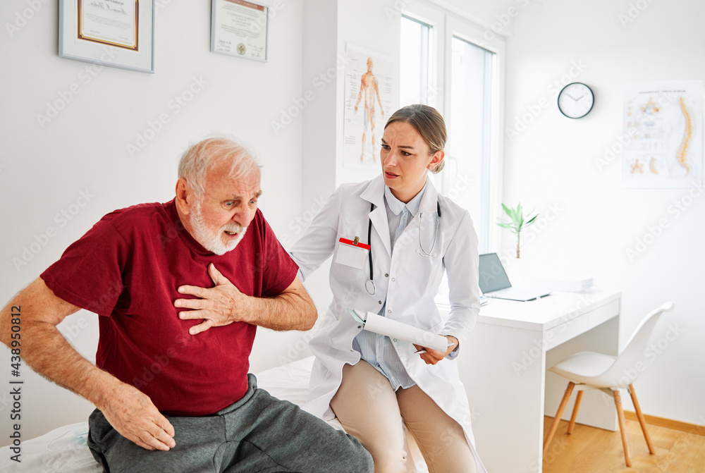 Obraz premium doctor senior patient woman medical hospital health care man medicine office clinic healthcare elderly chest pain heart attack