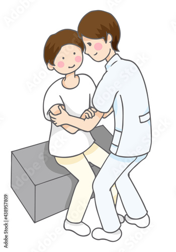 台からの立ち上がりを練習する人とセラピスト