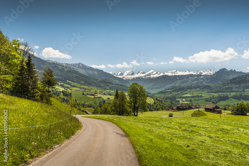 Landschaft im Toggenburg mit Blick auf die Churfirsten, Kanton St. Gallen, Schweiz