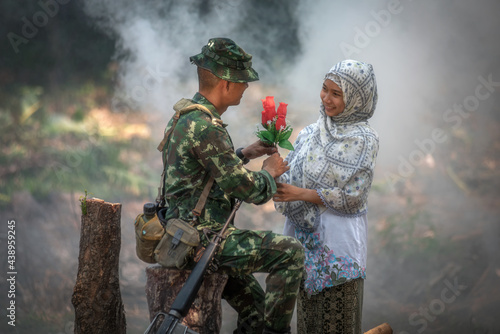 Quadro em tela Girl villager give flowers to soldier to encourage fighting and protecting the border of country